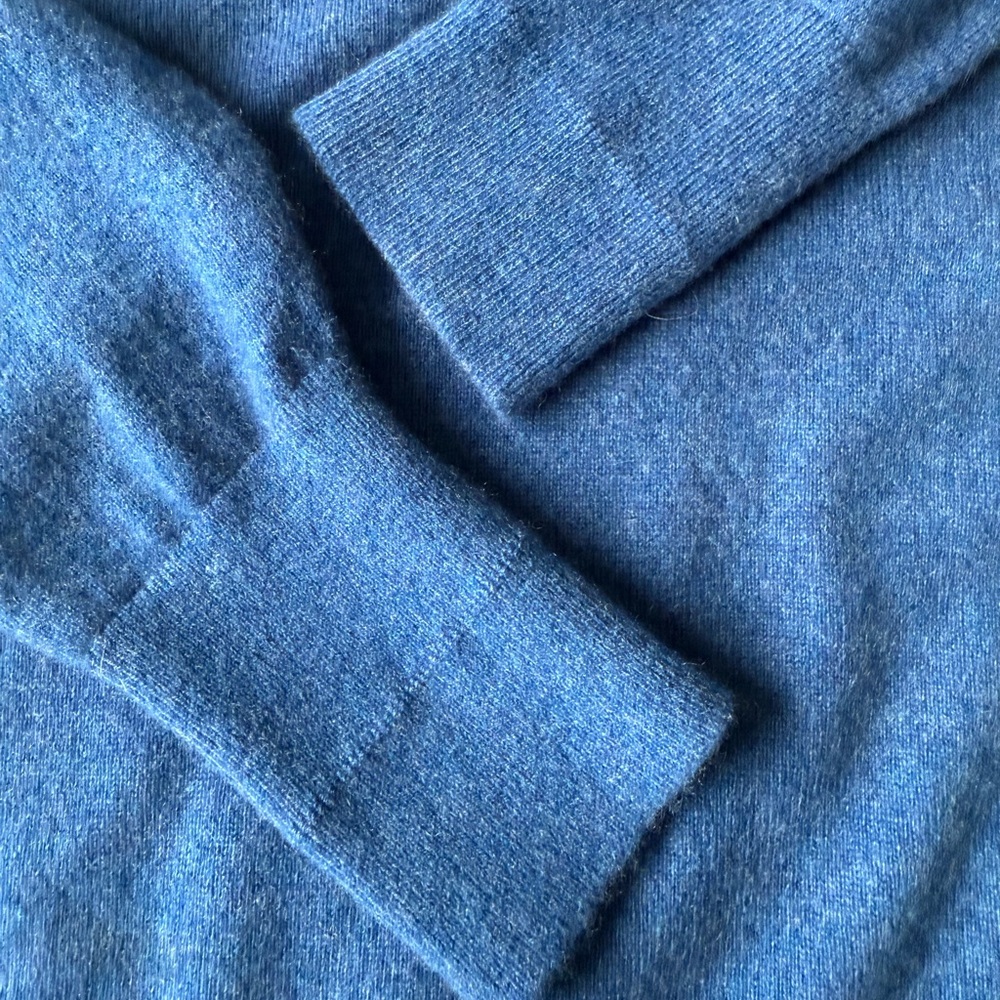 Everlane 100% Cashmere V-Neck Classic Blue Sweater
Size
XL - Picture 8 of 10